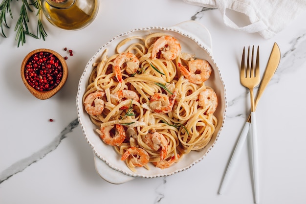 Macarrão tagliatelle com camarão ao molho cremoso