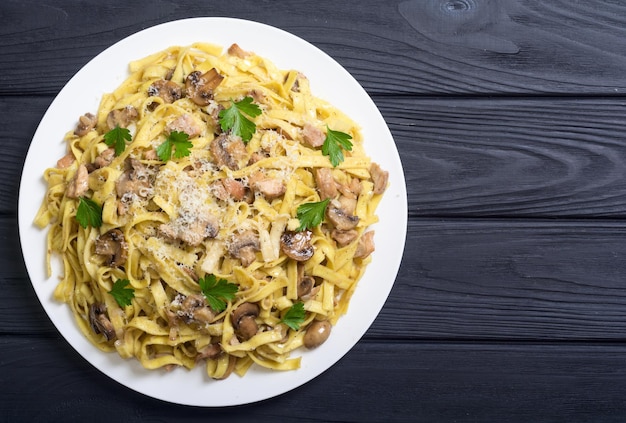 Macarrão tagliatelle com carne de frango e cogumelos comida italiana