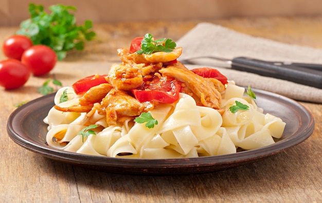 Macarrão tagliatelle com tomate e frango