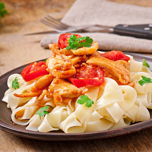 macarrão tagliatelle com tomate e frango