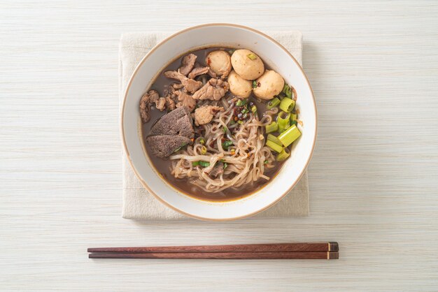 Macarrão tailandês com carne de porco, carne de porco cozida, almôndega e fígado de porco em sopa de sangue - estilo de macarrão tailandês