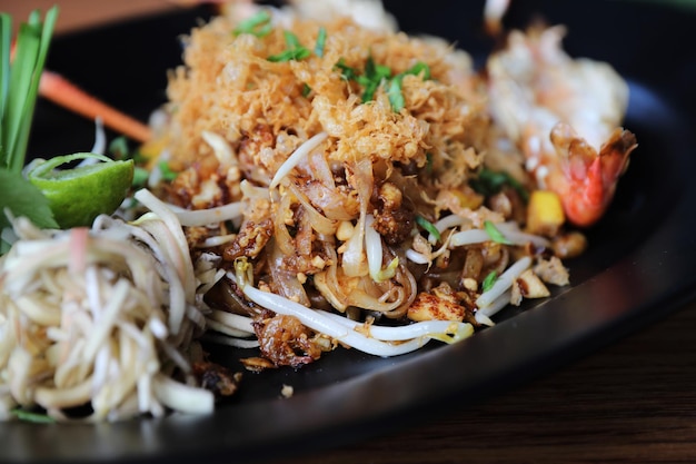 Macarrão tailandês de almofada de camarão com camarões por cima, comida tailandesa