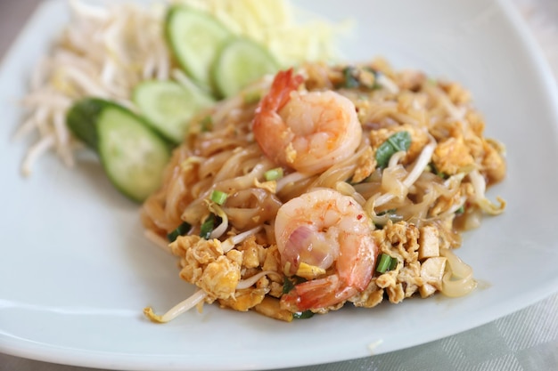 Macarrão tailandês de almofada de camarão com camarões por cima, comida tailandesa