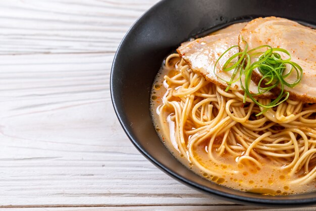 macarrão tonkotsu ramen com carne de porco chaashu