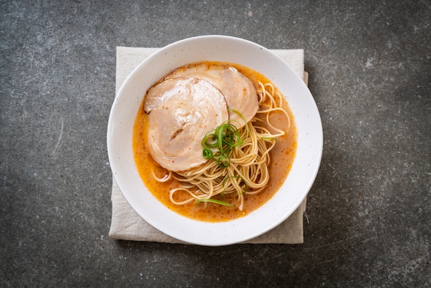 Macarrão tonkotsu ramen com carne de porco chaashu