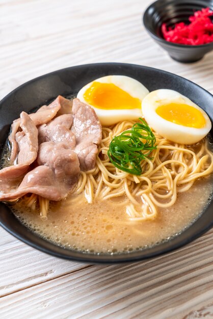 macarrão tonkotsu ramen com carne de porco e ovo