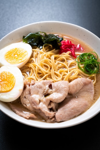 macarrão tonkotsu ramen com carne de porco e ovo