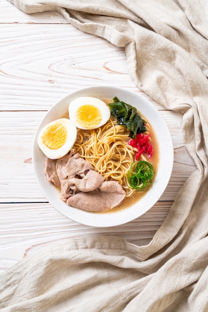 Foto macarrão tonkotsu ramen com carne de porco e ovo