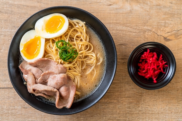 macarrão tonkotsu ramen com carne de porco e ovo