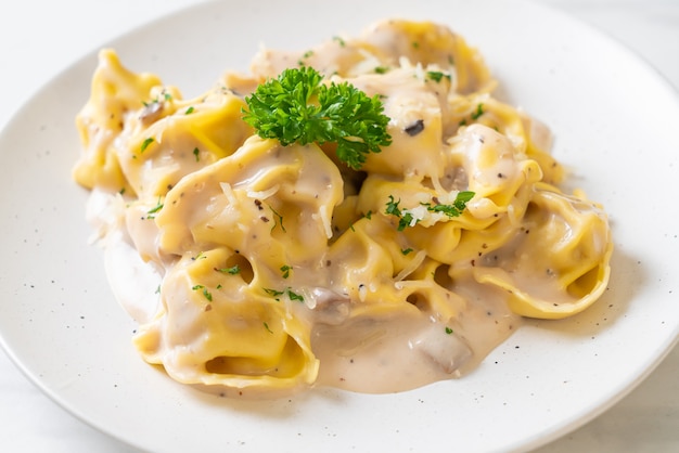 Macarrão tortellini com molho de creme de cogumelos e queijo