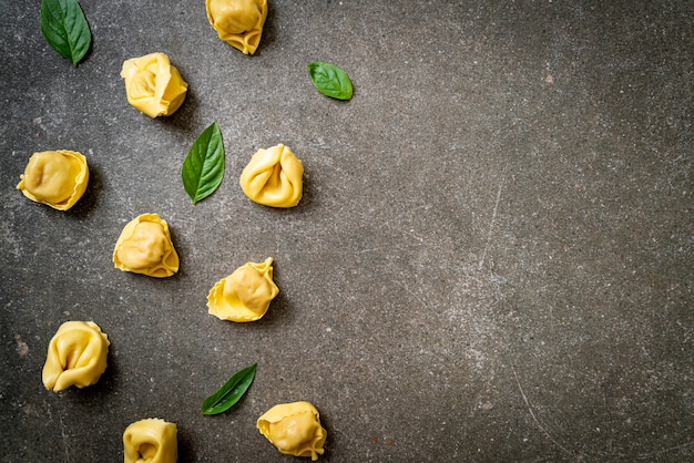 Foto macarrão tortellini tradicional italiano - comida italiana