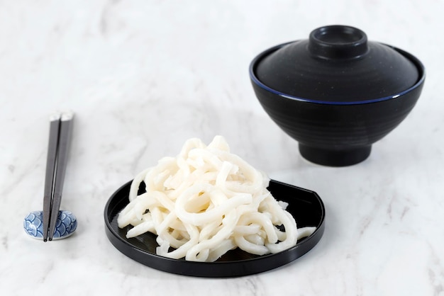 Macarrão Udon branco na mesa de mármore branco