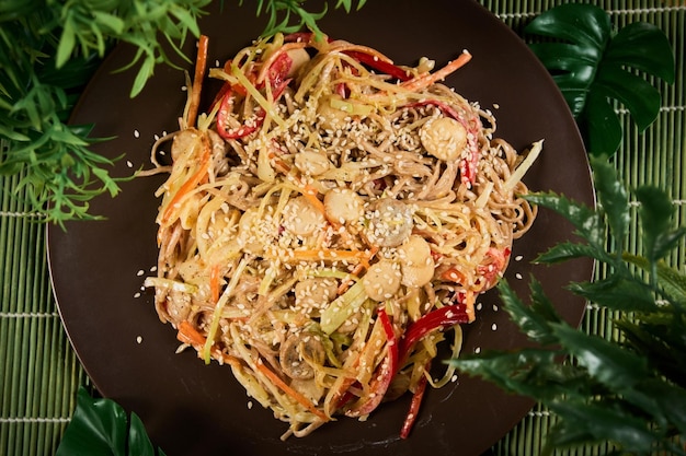 Macarrão Udon com frango e pimentão Cozinha japonesa Vista de cima