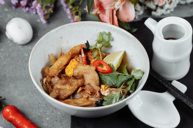 Macarrão udon com frango e pimentão - culinária japonesa.