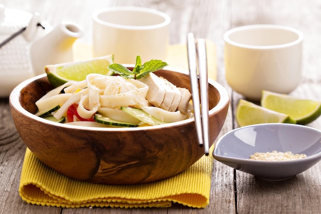 Macarrão udon com legumes e frango