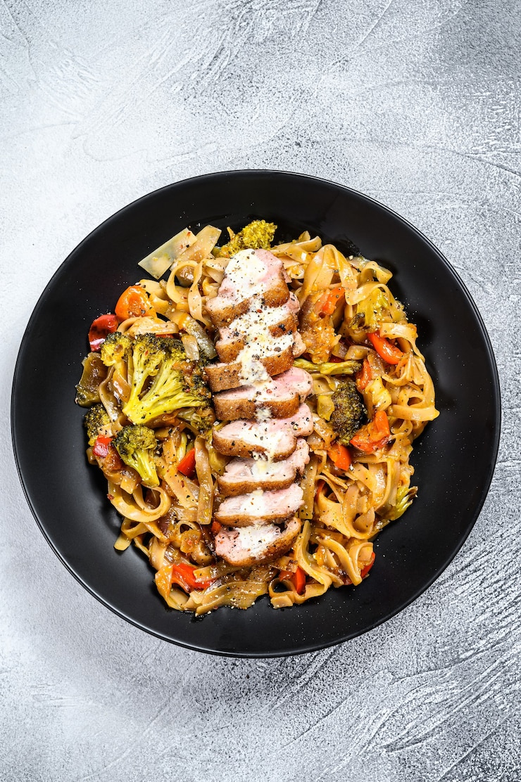 Foto macarrão udon com peito de pato grelhado