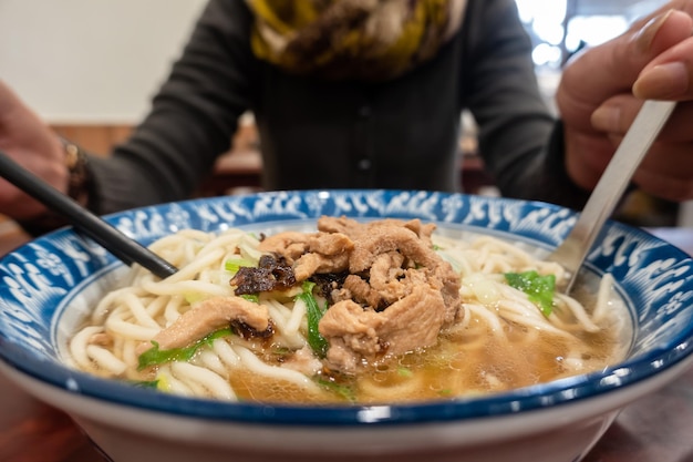 Macarrão Udon com sopa em uma tigela no restaurante