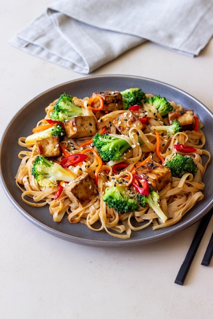 Macarrão udon com tofu brócolis cenoura pimenta e gergelim Alimentação saudável Comida vegetariana Comida asiática