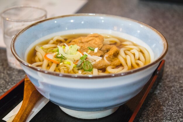 macarrão udon com tofu