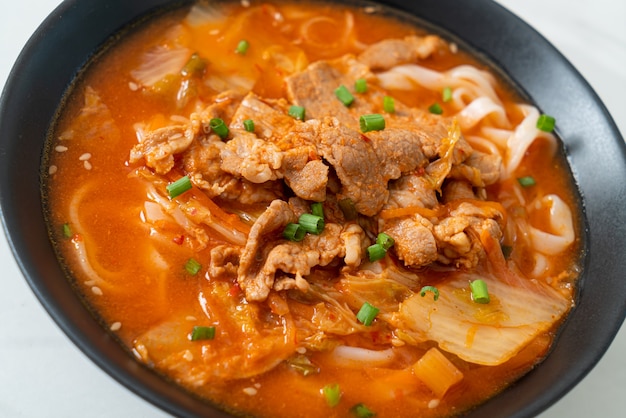 Macarrão udon coreano com carne de porco na sopa kimchi - comida asiática