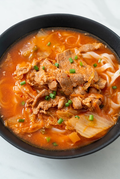 Macarrão udon coreano com carne de porco na sopa kimchi - comida asiática