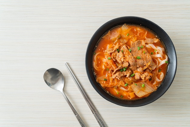 Macarrão udon coreano com carne de porco na sopa kimchi - comida asiática