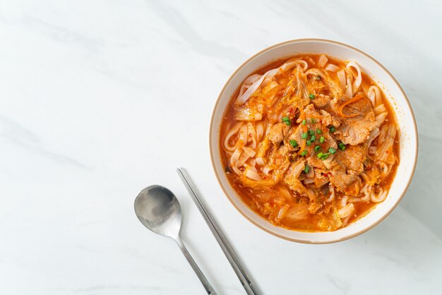 Macarrão udon coreano com carne de porco na sopa kimchi