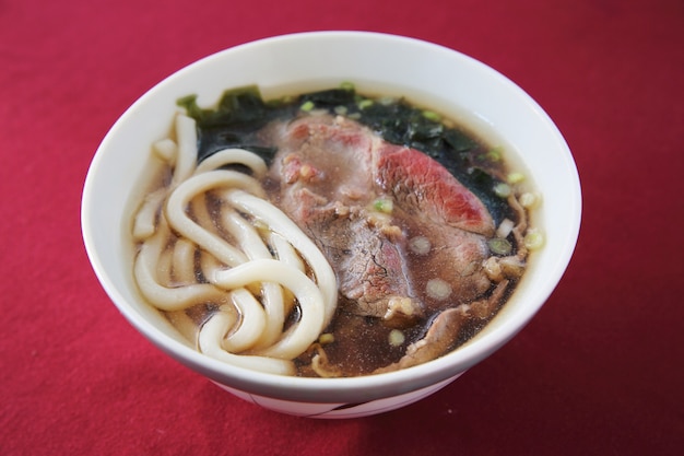 Macarrão udon de carne