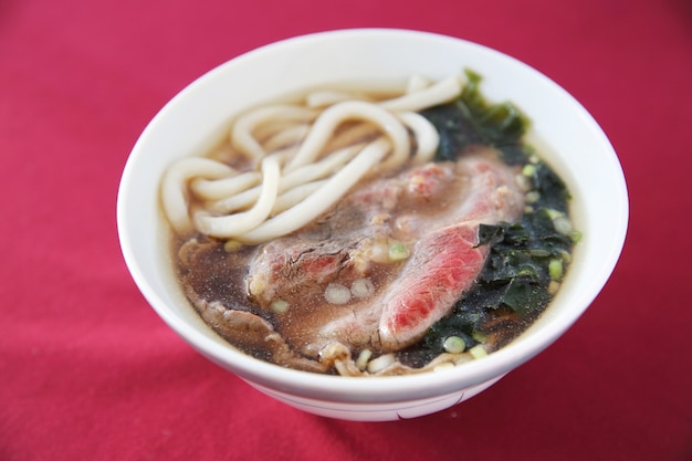 Macarrão udon de carne