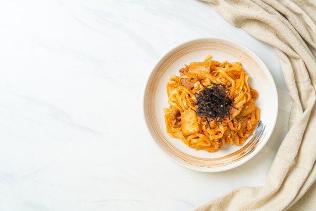 macarrão udon frito com kimchi e carne de porco - comida coreana