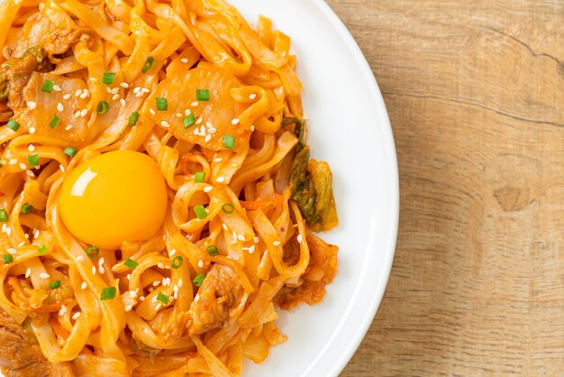 Macarrão udon frito com kimchi e carne de porco - comida coreana