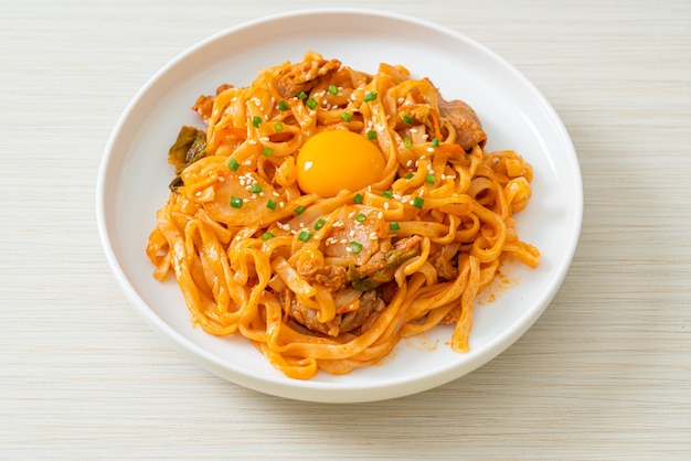 Macarrão udon frito com kimchi e carne de porco - comida coreana