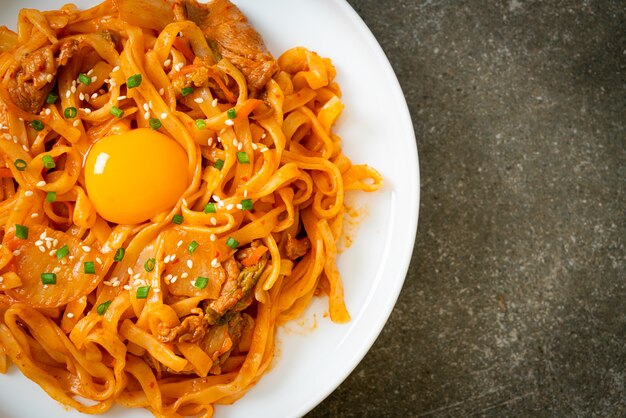 Macarrão udon frito com kimchi e carne de porco - comida coreana