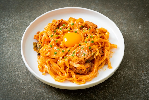 macarrão udon frito com kimchi e carne de porco - estilo de comida coreana