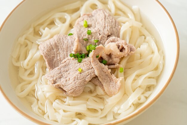 macarrão udon ramen caseiro com carne de porco em sopa clara