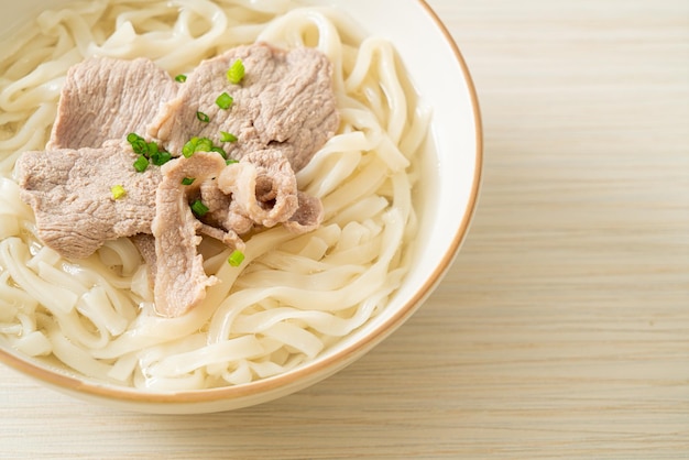 Macarrão udon ramen caseiro com carne de porco em sopa clara