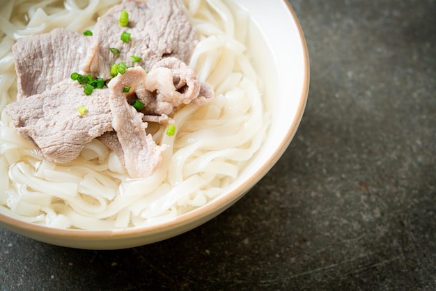 macarrão udon ramen caseiro com carne de porco em sopa clara