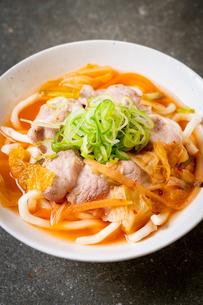 macarrão udon ramen com carne de porco e kimchi