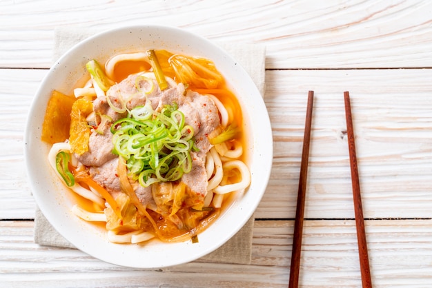 macarrão udon ramen com carne de porco e kimchi