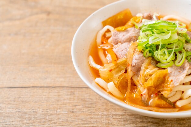 macarrão udon ramen com carne de porco e kimchi