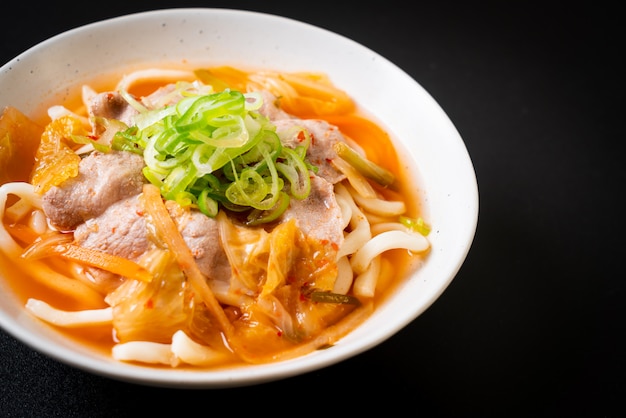 macarrão udon ramen com carne de porco e kimchi