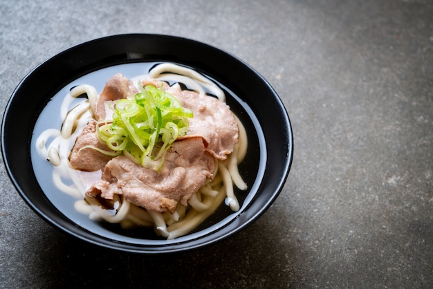 Macarrão udon ramen com carne de porco (shio ramen)