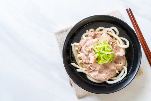 Macarrão udon ramen com carne de porco