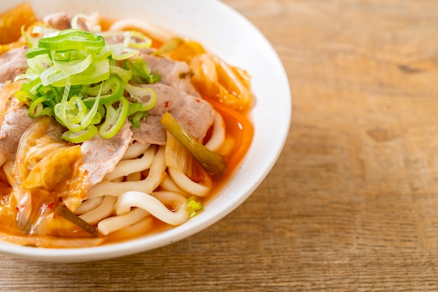 Macarrão udon ramen com porco e kimchi