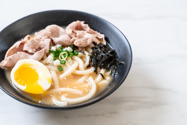 macarrão udon ramen com sopa de porco