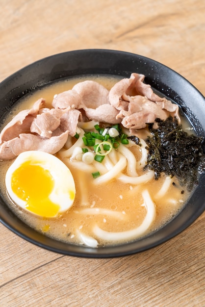 macarrão udon ramen com sopa de porco