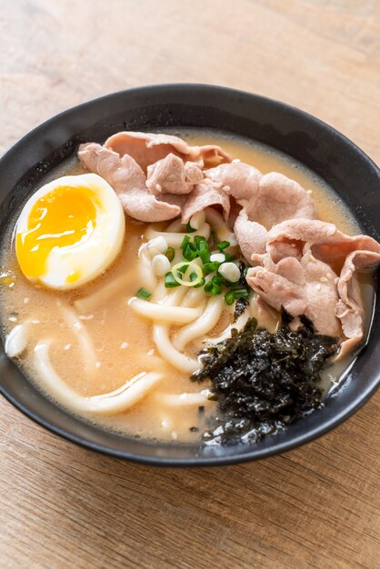 macarrão udon ramen com sopa de porco