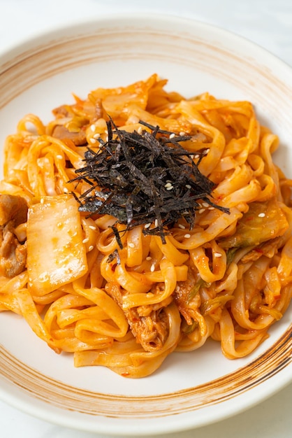 Macarrão udon salteado com kimchi e carne de porco