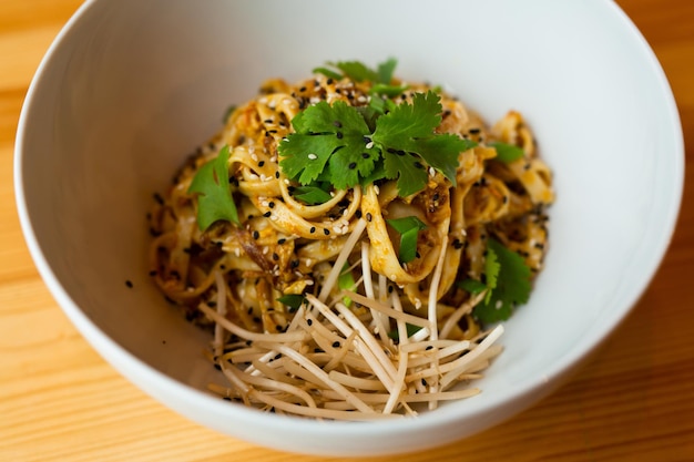 macarrão udon tradicional em um prato branco