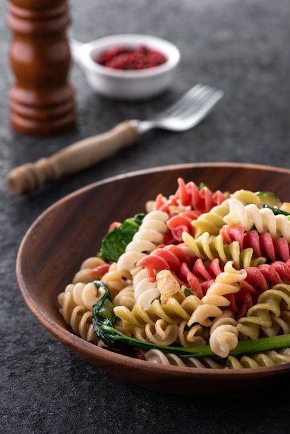 Macarrão vegan de cor na placa de madeira